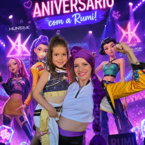 Criança caracterizada com a personagem Rumi num aniversário